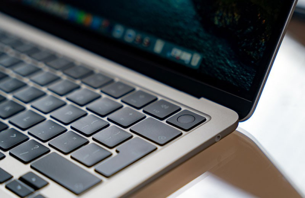 Обзор Apple MacBook Air 13 (M3): компактный ноутбук стал быстрее, эффективнее и автономнее Обзор Apple MacBook Air 13 (M3): компактный ноутбук стал быстрее, эффективнее и автономнее