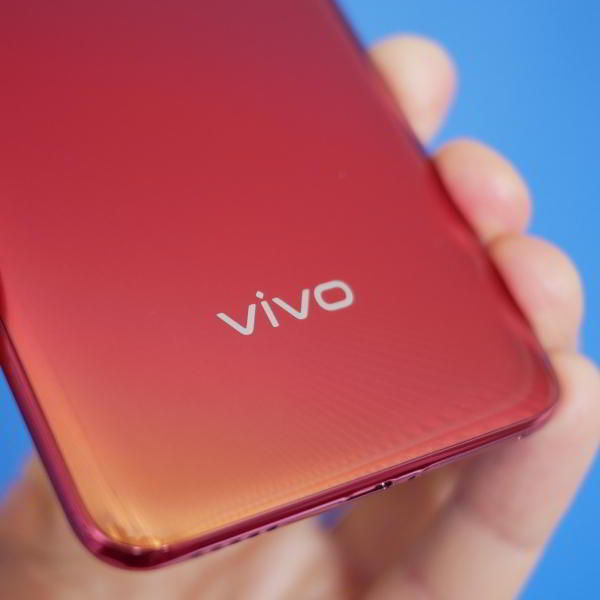 Обзор смартфона Vivo V15 Pro: с "выпрыгивающей" селфи-камерой Обзор смартфона Vivo V15 Pro: с "выпрыгивающей" селфи-камерой