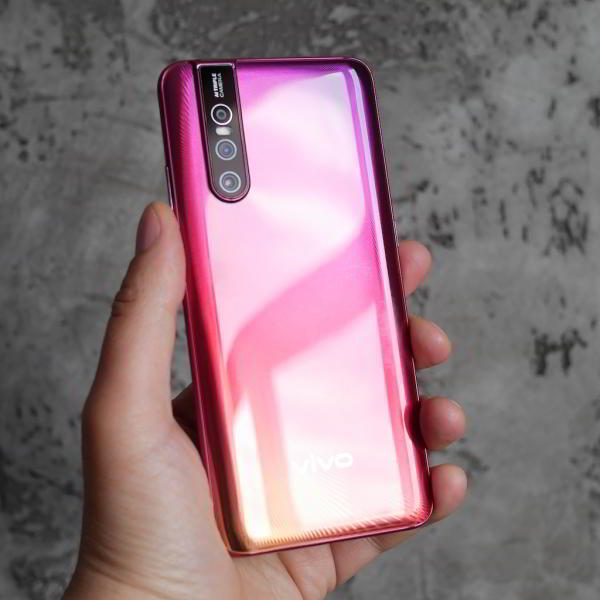 Обзор смартфона Vivo V15 Pro: с "выпрыгивающей" селфи-камерой Обзор смартфона Vivo V15 Pro: с "выпрыгивающей" селфи-камерой
