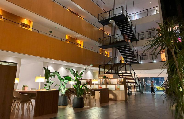 Обзор Apple iPhone 16e: стоит ли покупать самый бюджетный новый айфон Обзор Apple iPhone 16e: стоит ли покупать самый бюджетный новый айфон