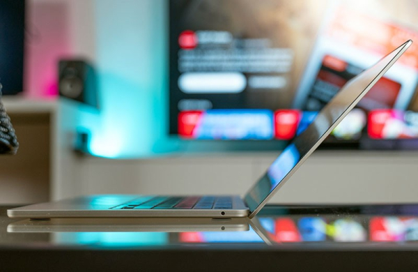 Обзор Apple MacBook Air 13 (M3): компактный ноутбук стал быстрее, эффективнее и автономнее Обзор Apple MacBook Air 13 (M3): компактный ноутбук стал быстрее, эффективнее и автономнее